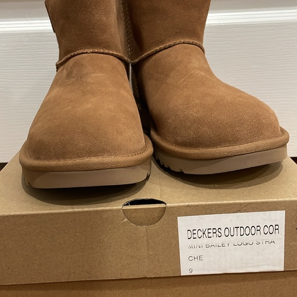 UGG Chestnut Mini Bailey Logo Strap NEW Size 9. - Picture 6 of 8
